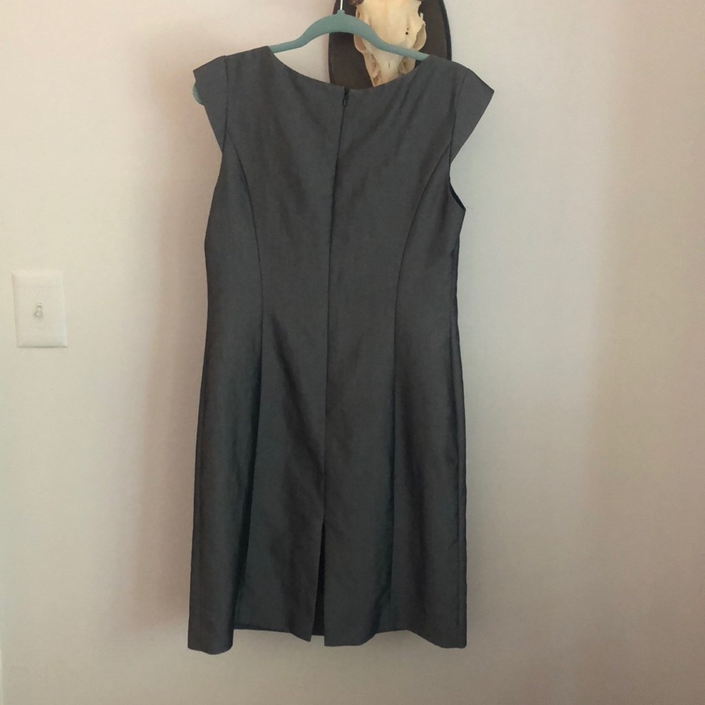 Gray sheath dress, half bow style top. Cap sleeve - Picture 2 of 3